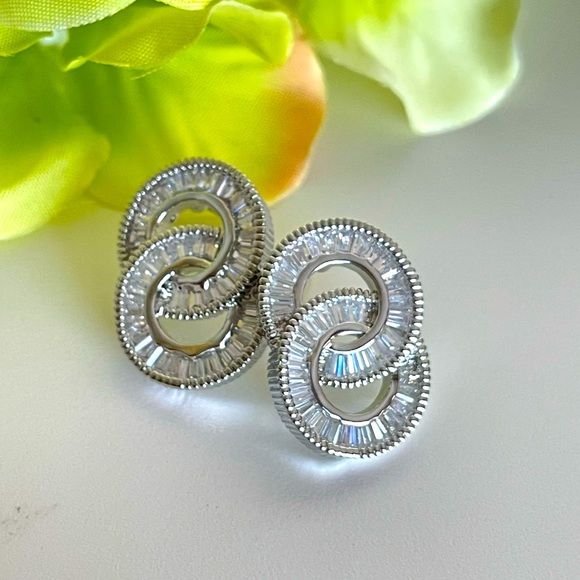 Silver Swarovski crystal interlock earrings - Picture 1 of 9